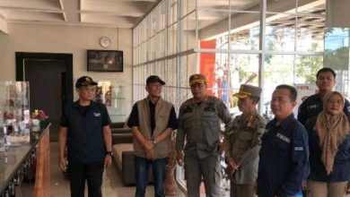 Tim gabungan lintas instansi saat melakukan inspeksi mendadak di salah satu hotel di Pacitan.