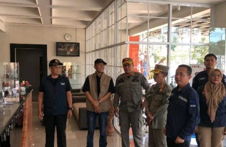 Tim gabungan lintas instansi saat melakukan inspeksi mendadak di salah satu hotel di Pacitan.