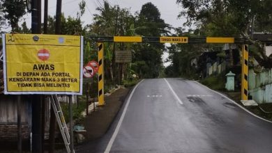 Portal jalan Pacitan-Sedeng di Bulu yang sudah terpasang lagi, usai ditabrak truk odol.