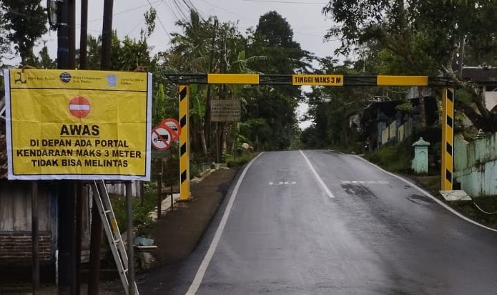 Portal jalan Pacitan-Sedeng di Bulu yang sudah terpasang lagi, usai ditabrak truk odol.