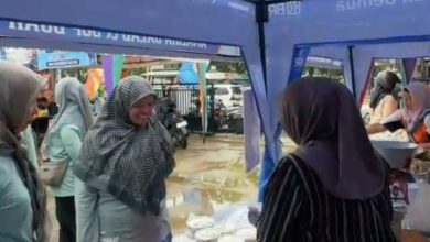 Tim dari Dinkes Pacitan saat mendatangi lapak-lapak takjil.