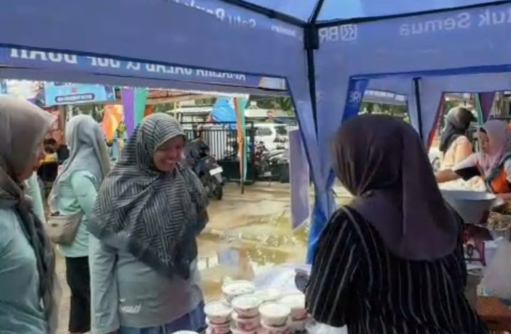 Tim dari Dinkes Pacitan saat mendatangi lapak-lapak takjil.