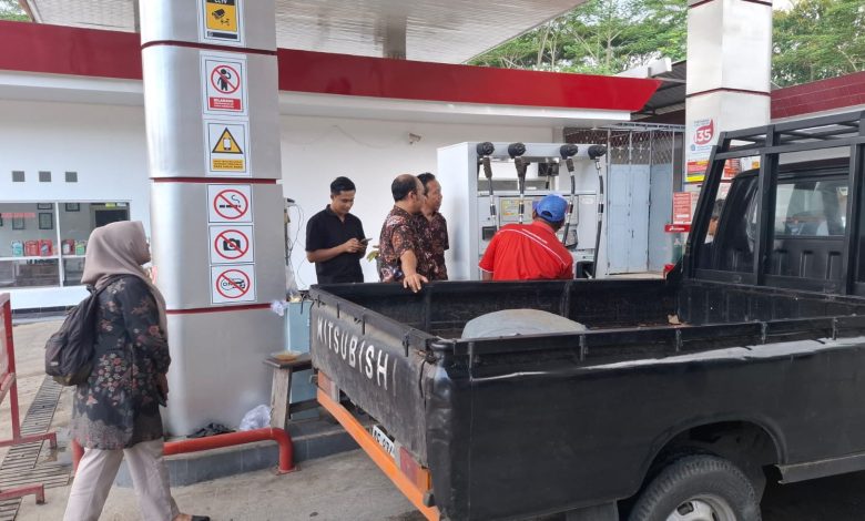 Tim Diadagnaker dan Polres Pacitan, saat melakukan pemantauan di semua SPBU.