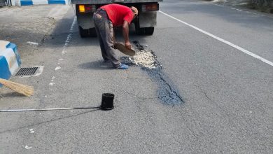 Langkah Dinas PUPR Pacitan melakukan penambalan lubang jalan.