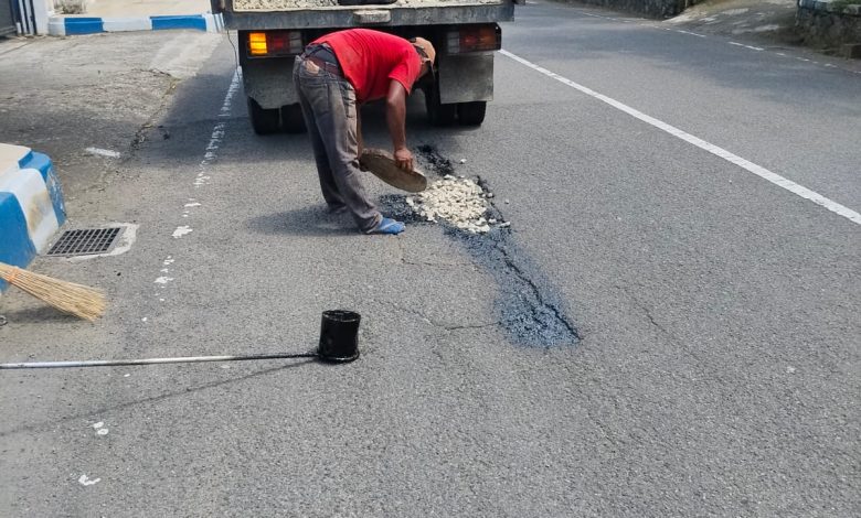 Langkah Dinas PUPR Pacitan melakukan penambalan lubang jalan.