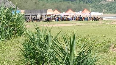 Kawasan sepamdan pantai yang kini berjajar warung-warung liar.