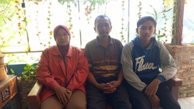 Kateni (tengah) bersama keluarganya.