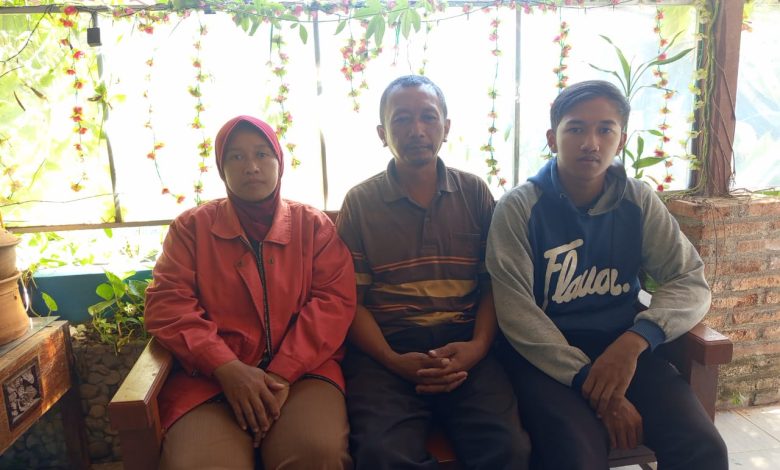 Kateni (tengah) bersama keluarganya.