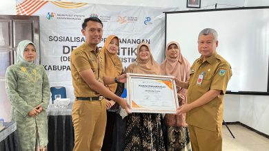 Sekda Pacitan, Dr. Ir. H. Maulana Heru Wiwoho Supadi Putro, Msi, saat mencanangkan Desa Cantik 2026.