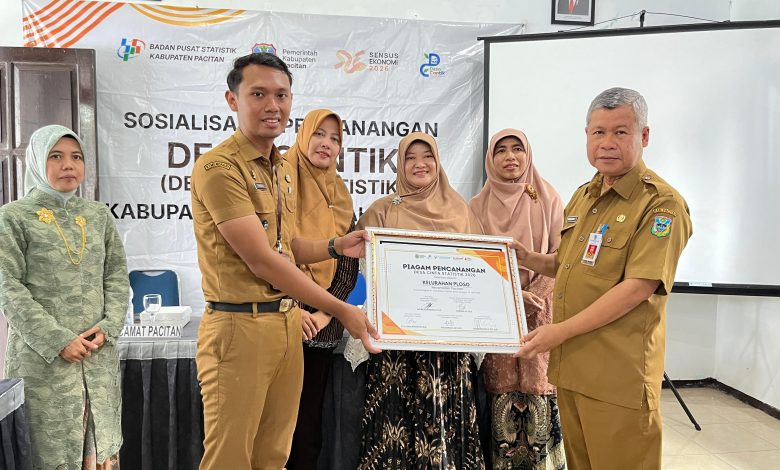 Sekda Pacitan, Dr. Ir. H. Maulana Heru Wiwoho Supadi Putro, Msi, saat mencanangkan Desa Cantik 2026.