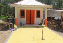 Mushola sederhana yang berdiri di bagian Barat Pantai Pancer Door.