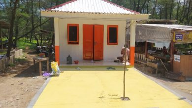 Mushola sederhana yang berdiri di bagian Barat Pantai Pancer Door.