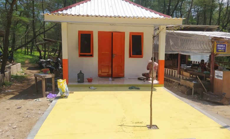 Mushola sederhana yang berdiri di bagian Barat Pantai Pancer Door.