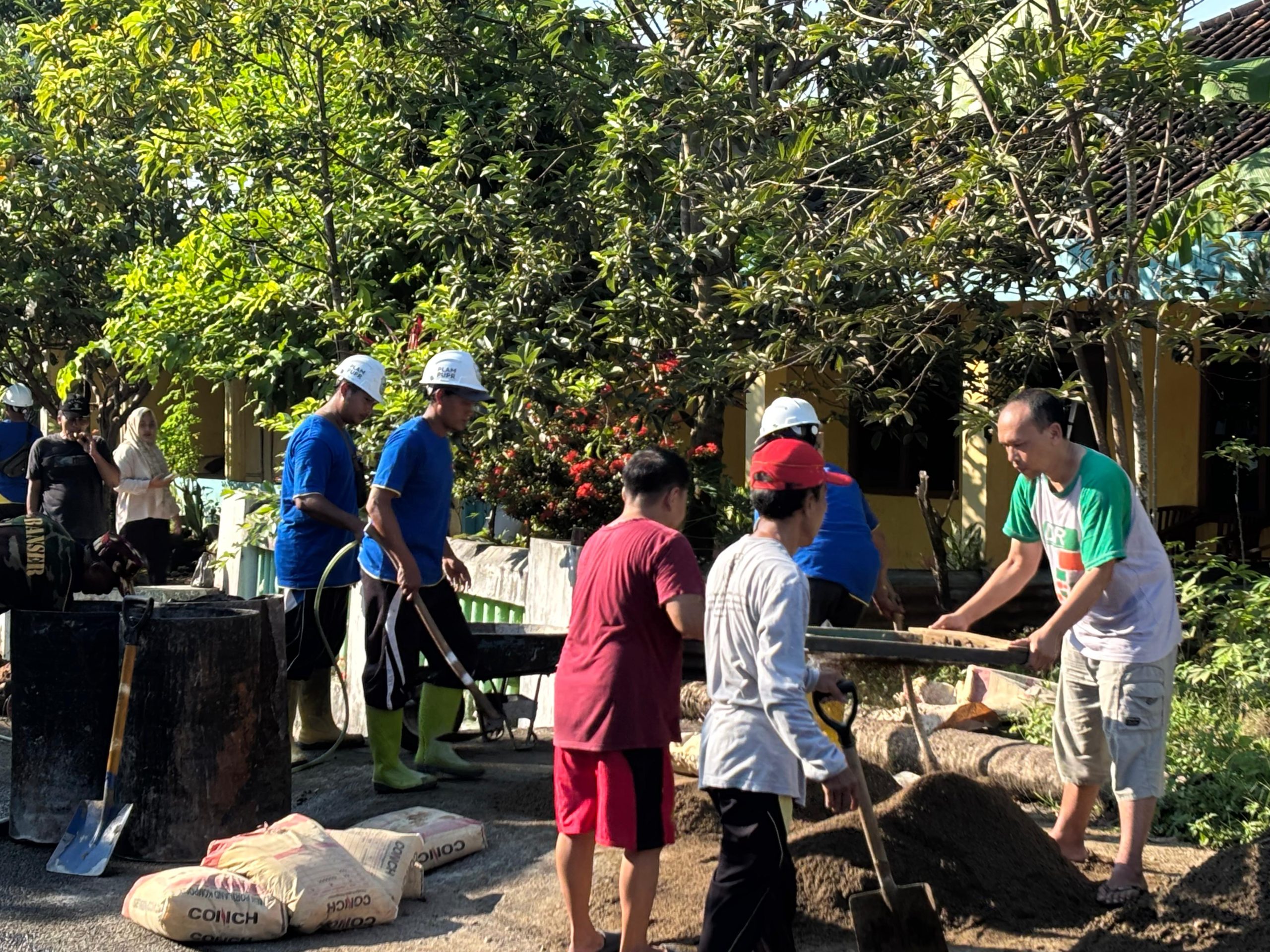 Warga antusias kerja bakti bersihkan saluran air. 