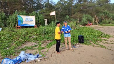 Kapolres Pacitan, AKBP Ayub Diponegoro Azhar saat peringatan Hari Bumi di Pantai Pancer Door.