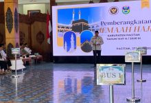 Wabup Pacitan, Gagarin saat upacara pemberangkatan haji.