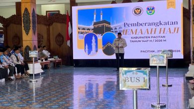 Wabup Pacitan, Gagarin saat upacara pemberangkatan haji.