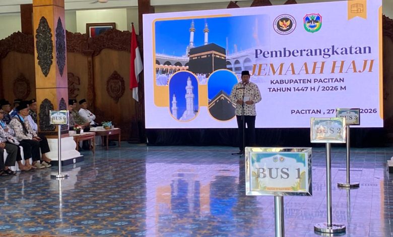 Wabup Pacitan, Gagarin saat upacara pemberangkatan haji.