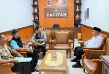 Sutikno dan Kateni saat bertemu langsung dengan Sekda Dr. Ir. H. Maulana Heru Wiwoho Supadi Putro, Msi.