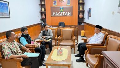 Sutikno dan Kateni saat bertemu langsung dengan Sekda Dr. Ir. H. Maulana Heru Wiwoho Supadi Putro, Msi.