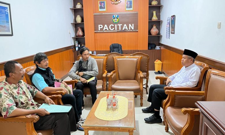 Sutikno dan Kateni saat bertemu langsung dengan Sekda Dr. Ir. H. Maulana Heru Wiwoho Supadi Putro, Msi.