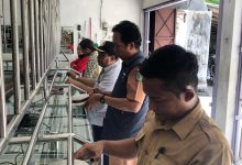 Tim Disdagnaker Pacitan, saat melakukan cek timbangan di toko emas.