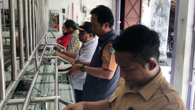 Tim Disdagnaker Pacitan, saat melakukan cek timbangan di toko emas.