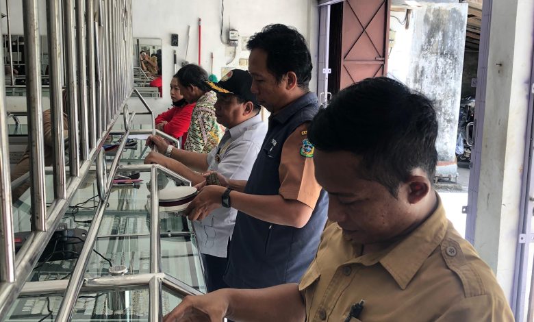 Tim Disdagnaker Pacitan, saat melakukan cek timbangan di toko emas.