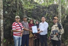 Ketua DPRD Pacitan, Dr. Arif Setia Budi, S. Sos, MPA (baju putih) saat hadir di Goa Gong dalam rangka memediasi pihak-pihak yang bersengketa.