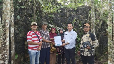 Ketua DPRD Pacitan, Dr. Arif Setia Budi, S. Sos, MPA (baju putih) saat hadir di Goa Gong dalam rangka memediasi pihak-pihak yang bersengketa.