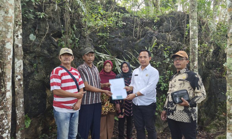 Ketua DPRD Pacitan, Dr. Arif Setia Budi, S. Sos, MPA (baju putih) saat hadir di Goa Gong dalam rangka memediasi pihak-pihak yang bersengketa.