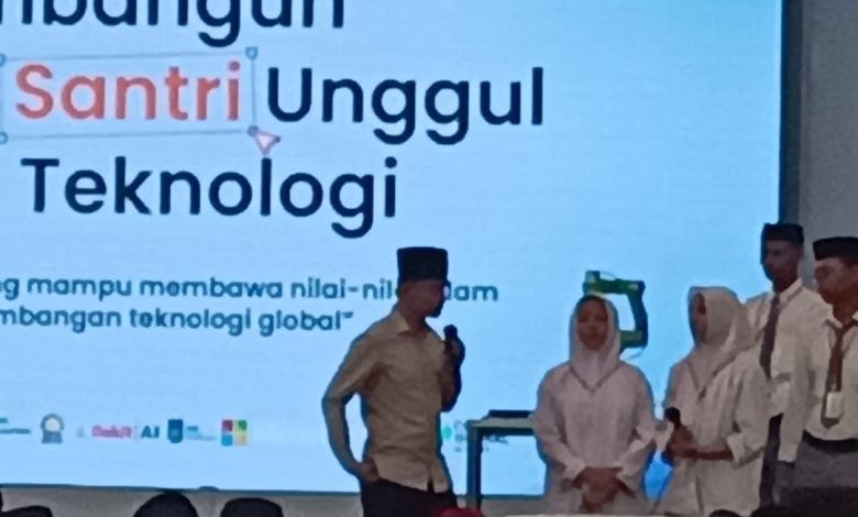 Wakil Presiden RI, Gibran Rakabuming Raka saat berkunjung ke Ponpes Tremas, Kecamatan Arjosari, Pacitan.