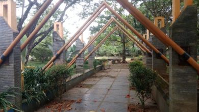 Gerbang taman Pancer Door yang merupakan ruh destinasi, sekarang terbengkalai.