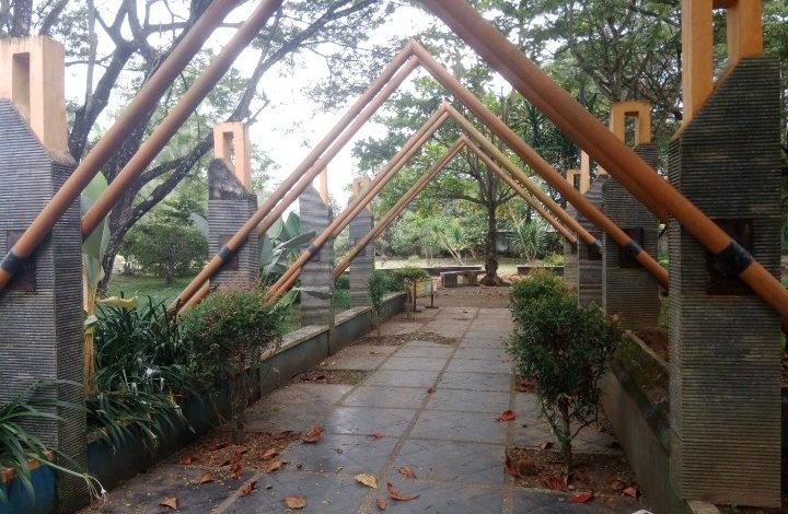 Gerbang taman Pancer Door yang merupakan ruh destinasi, sekarang terbengkalai.