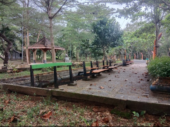 Fasilitas di taman Pancer Door yang memprihatinkan. Banyak kursi rusak dan berkarat yang membahayakan pengunjung. 