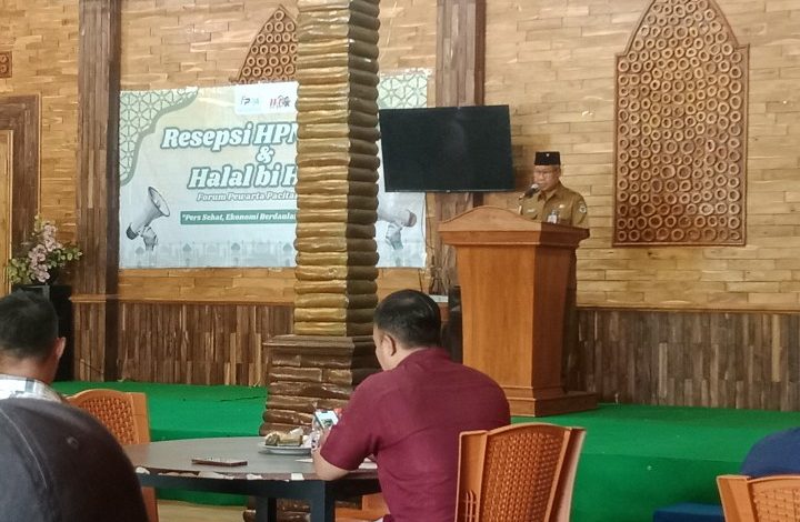 Sekda Pacitan Dr. Ir. H. Maulana Heru Wiwoho Supadi Putro, Msi, saat acara halal bihalal dengan insan pers.