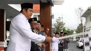 Wabup Pacitan, Gagarin saat melepas kirab panji Negoro dari halaman Pendopo Pemkab Pacitan.