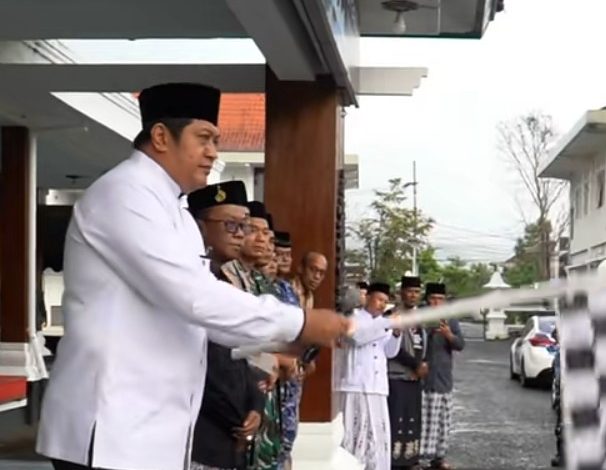 Wabup Pacitan, Gagarin saat melepas kirab panji Negoro dari halaman Pendopo Pemkab Pacitan.