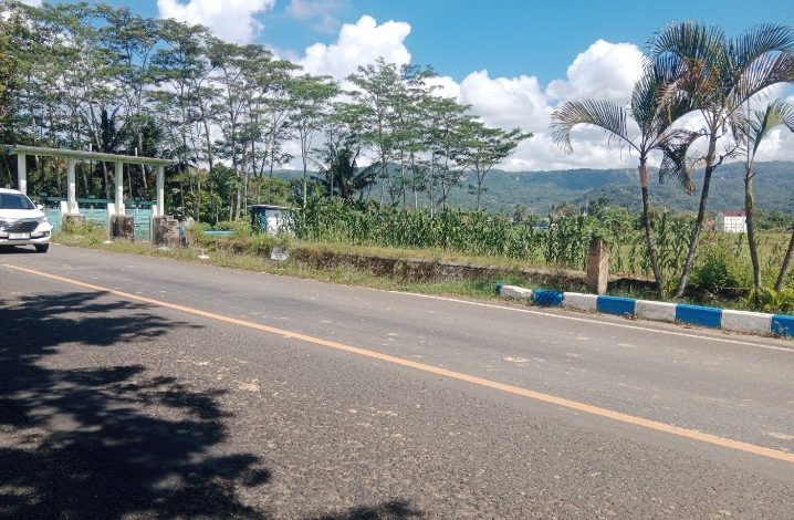 Ceceran tanah liat yang mengering dan menimbulkan debu.