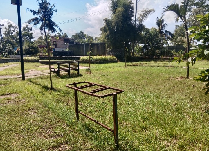 Fasilitas berbahan besi yang berkarat namun masih dibiarkan. 