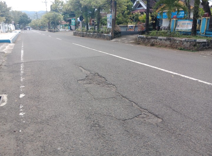 Lubang jalan sebelum perbaikan. 