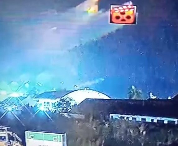 Tiga bola api melintas diatas langit proyek Sekolah Rakyat.