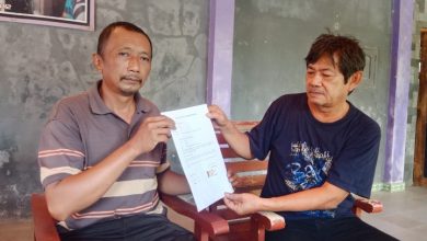 Kateni (kiri) saat menyerahkan surat mandat kepada Sutikno (kanan).