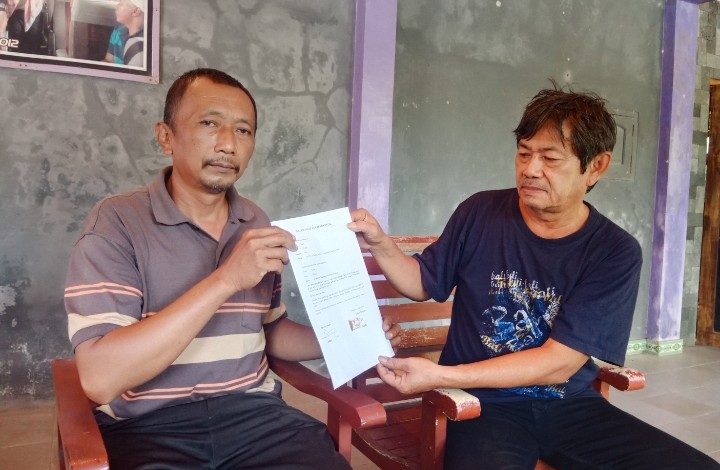 Kateni (kiri) saat menyerahkan surat mandat kepada Sutikno (kanan).