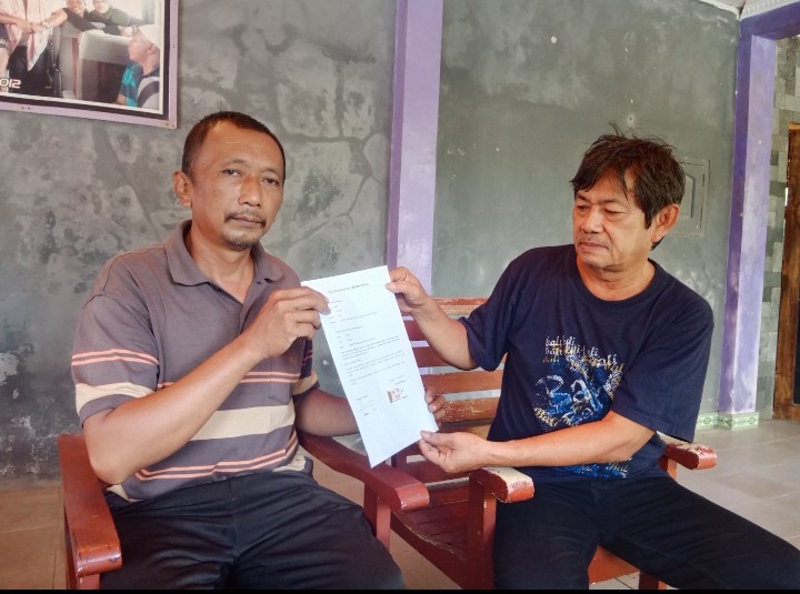 Kateni (kiri) saat menyerahkan surat mandat kepada Sutikno (kanan).