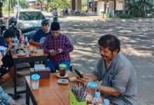 John Vera Tampubolon saat kongkow-kongkow bersama awak media.