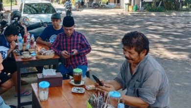 John Vera Tampubolon saat kongkow-kongkow bersama awak media.