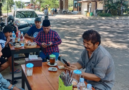 John Vera Tampubolon saat kongkow-kongkow bersama awak media.