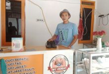 Riko pekerja laundry keluhkan kenaikan harga plastik.