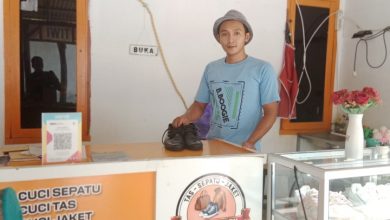 Riko pekerja laundry keluhkan kenaikan harga plastik.